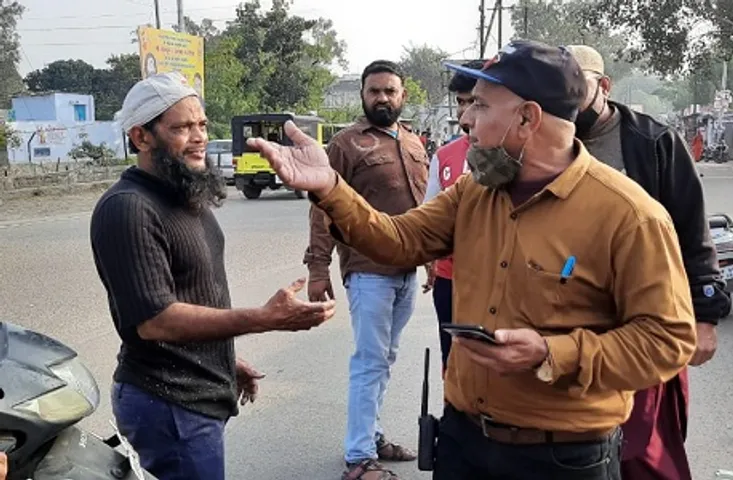 Bhopal Encroachment : निजामुद्दीन कॉलोनी स्थित हनुमान मंदिर के पास फुथपाथ से नगर निगम ने हटाया अतिक्रमण