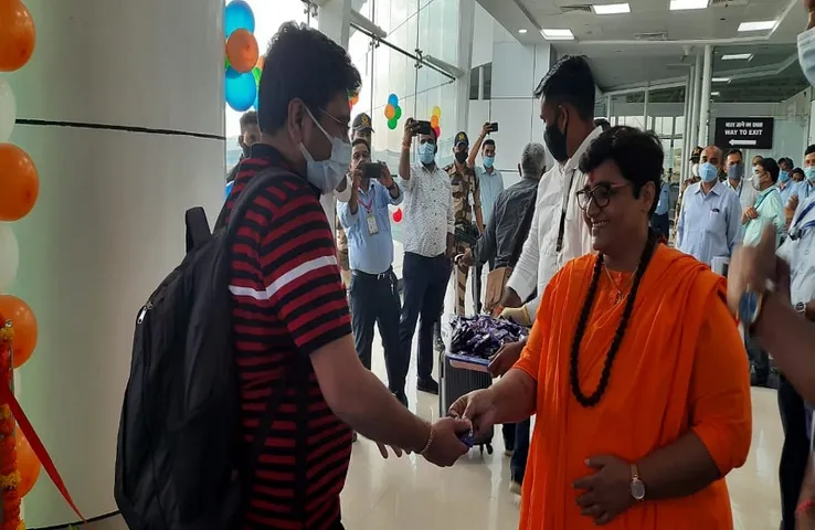Bhopal Airport : एयरपोर्ट पर तीसरे एरो ब्रिज का उद्घाटन,फ्लाइट से आए यात्रियों को सांसद ने बांटी चॉकलेट