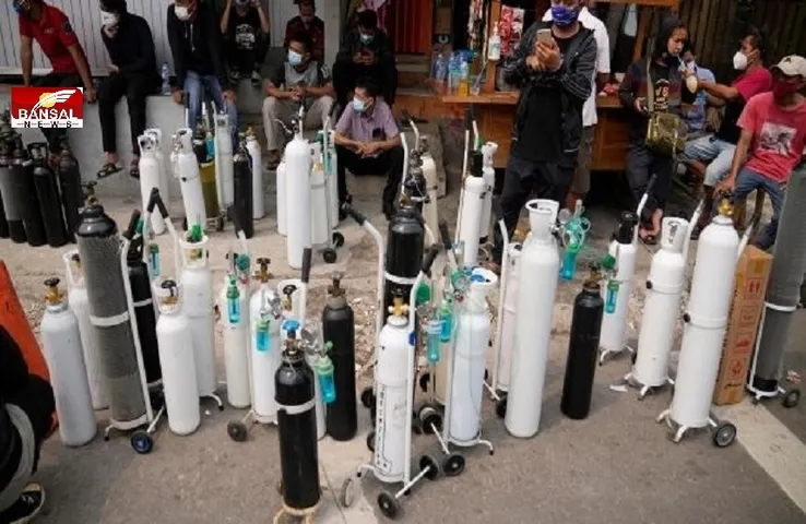 Oxygen Shortage: इस देश में कोरोना से बिगड़े भारत जैसे हालात, ऑक्सीजन की मारामारी से लोग परेशान