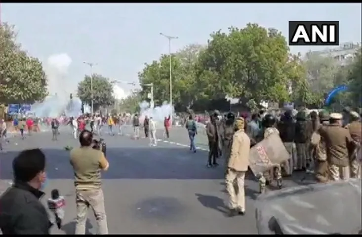 आईटीओ में किसानों और पुलिस में भिड़ंत, लाठीचार्ज के साथ दागे आंसू गैस के गोले