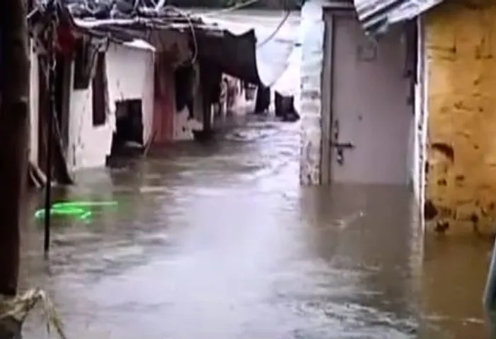 मध्यप्रदेश के कई जिलों में भारी बारिश, उफान पर नदी-नाले