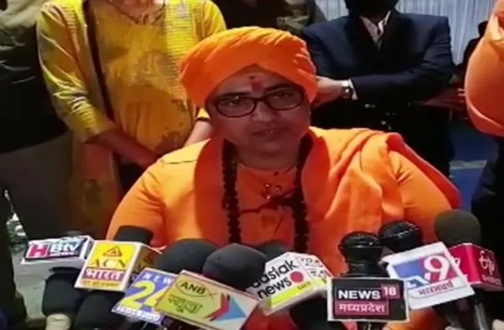 Bhopal: दिग्विजय ने गोडसे को बताया पहला आतंकी, BJP सांसद साध्वी प्रज्ञा बोलीं- कांग्रेस ने हमेशा देशभक्तों के साथ दुर्व्यवहार किया