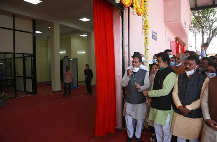 Indore International Cargo Hub : इंदौर में आधुनिक अंतर्राष्ट्रीय कार्गो हब का लोकार्पण, एयरपोर्ट के लिए मिलेगी अतिरिक्त भूमि