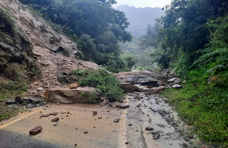 Landslide in Himachal: हिमाचल में फिर भूस्खलन, पहाड़ ढहने से राष्ट्रीय राजमार्ग-5 अवरुद्ध