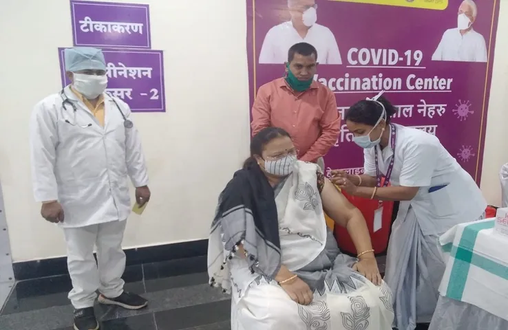 महिला एवं बाल विकास मंत्री श्रीमती भेंड़िया ने लगवाया कोरोना वैक्सीन
