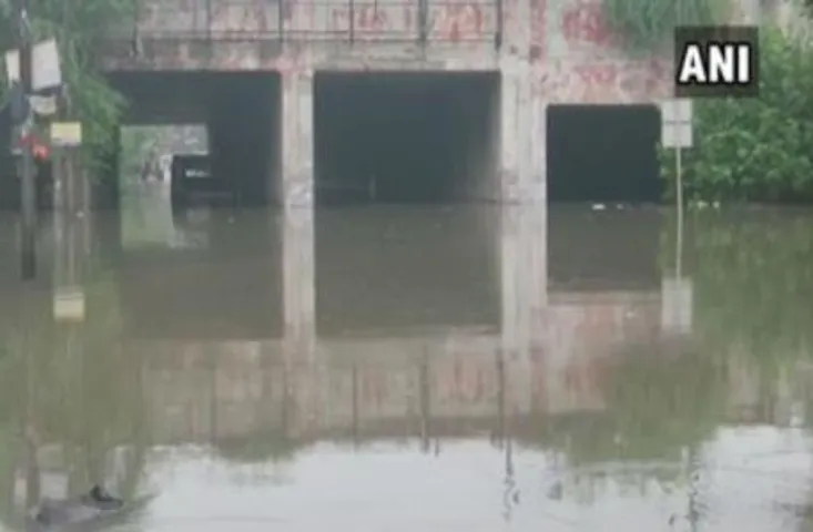 Heavy Rain in Delhi: दिल्ली में भारी बारिश, कई क्षेत्रों में जलजमाव