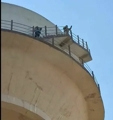 Bhopal News थाने में मामला दर्ज होने के बाद परिवार के साथ पानी की टंकी पर चढ़ा शख्स