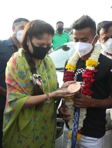 खेल मंत्री यशोधरा राजे के छलके आंसू, विवेक सागर को देख हुई भावुक