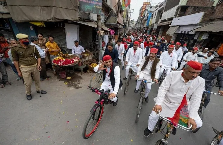Akhilesh Yadav Cycle Yatra: साइकल पर निकलेंगे अखिलेश, कांग्रेस और बसपा की सक्रियता से सपा की सियासी चिंता बढ़ी