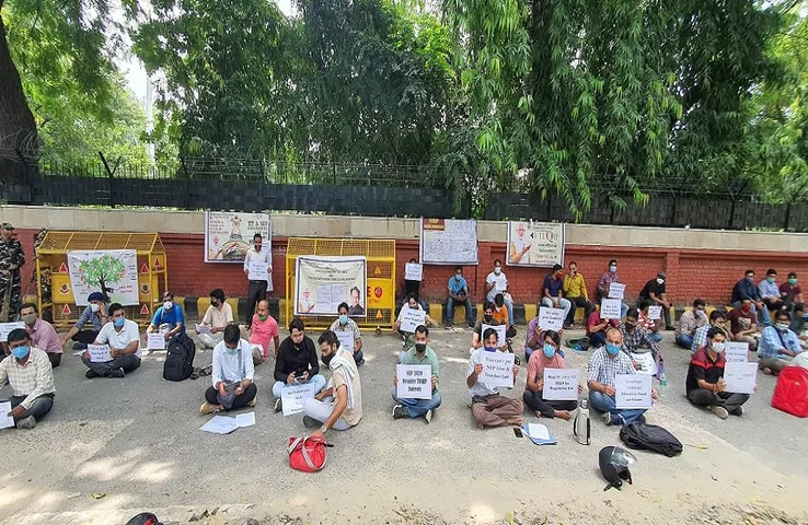 TEQIP Faculty Protest: नियमित किए जाने की मांग को लेकर 150 से ज्यादा सहायक प्रोफेसर कर रहे हैं प्रदर्शन