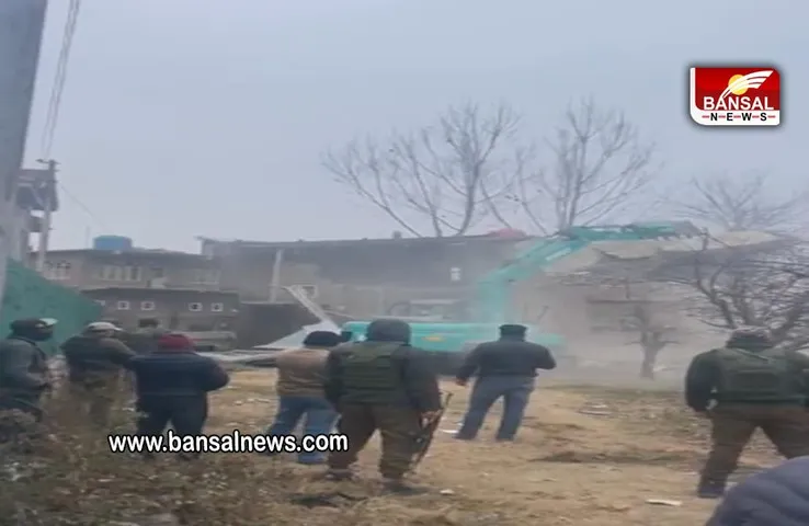 Jammu & Kashmir: जैश के आतंकी कमांडर आशिक नेंगरू के घर पर बुलडोजर कार्रवाई, पुलवामा अटैक में था शामिल