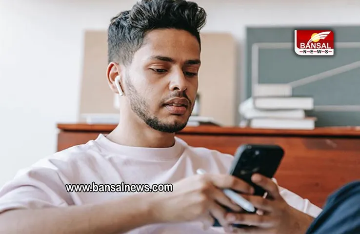 Phone Addiction: स्मार्टफोन का ज्यादा इस्तेमाल बढ़ा रहा रिस्तों में दूरियां, स्टडी में हुआ बड़ा खुलासा