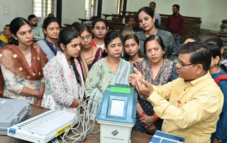 CG Phase 2 Update: महिला कर्मियों ने संभाला मोर्चा, रायपुर उत्तर सीट के सभी केन्द्रों पर तैनात है महिला कर्मी