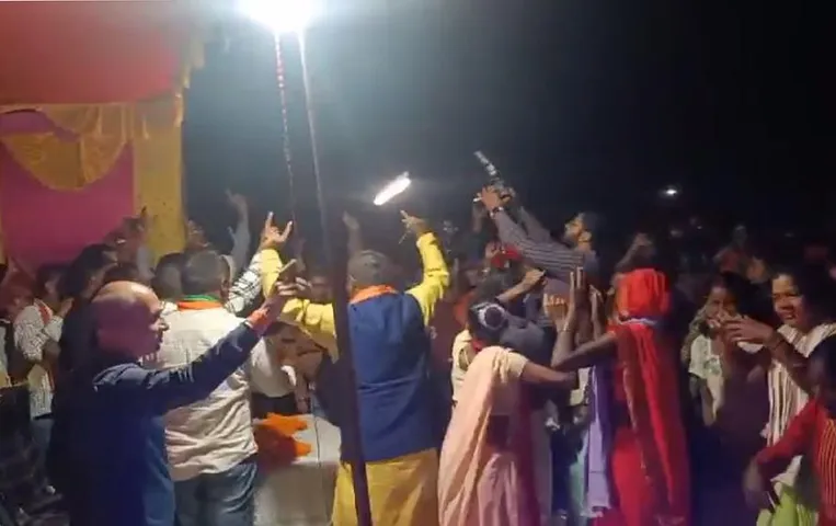 CG Elections 2023: खाद्य मंत्री का वीडियो वायरल, कुडुख गाना गाकर मांगा जनता से समर्थन