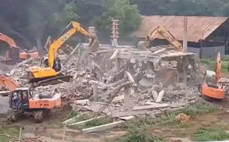 Andhra Pradesh Politics: ये बदले की राजनीति है, YSRCP पार्टी के केंद्रीय कार्यालय पर चला बुलडोजर; पूर्व CM ने बोला हमला