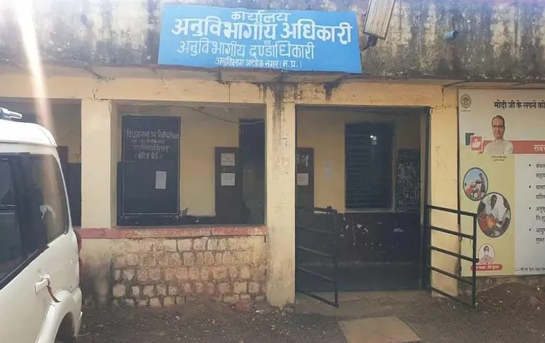 MP News: दो ढाबों से बड़ी मात्रा में अवैध शराब बरामद, एसडीएम ने आबकारी एक्ट के तहत की कार्रवाई