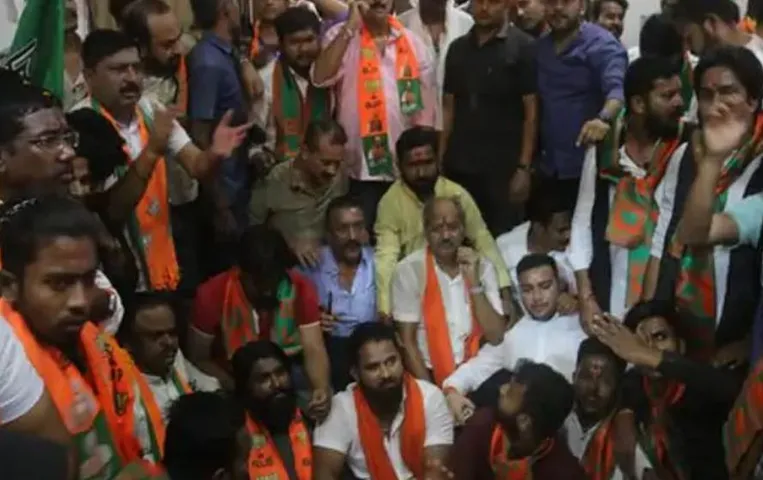 CG Election 2023: रायपुर दक्षिण से भाजपा प्रत्याशी बृजमोहन अग्रवाल के साथ मारपीट, पूर्व सीएम बोलें- छत्तीसगढ़ में क़ानून व्यवस्था तार-तार