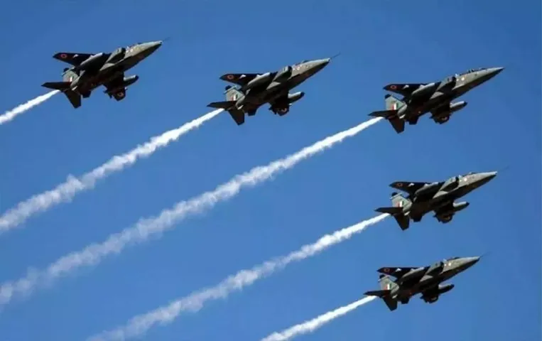 Air Show in Bhopal: 30 सितंबर को बड़ी झील के ऊपर होगा एयर शो, 50 लड़ाकू विमान दिखाएंगे करतब, राजनाथ सिंह लेंगे हिस्सा