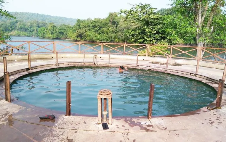 MP के इस जिले में है चमत्कारी कुंड, ठंड में भी रहता है गरम पानी, चर्म रोग सकते कई बीमारियों मिलती है राहत!