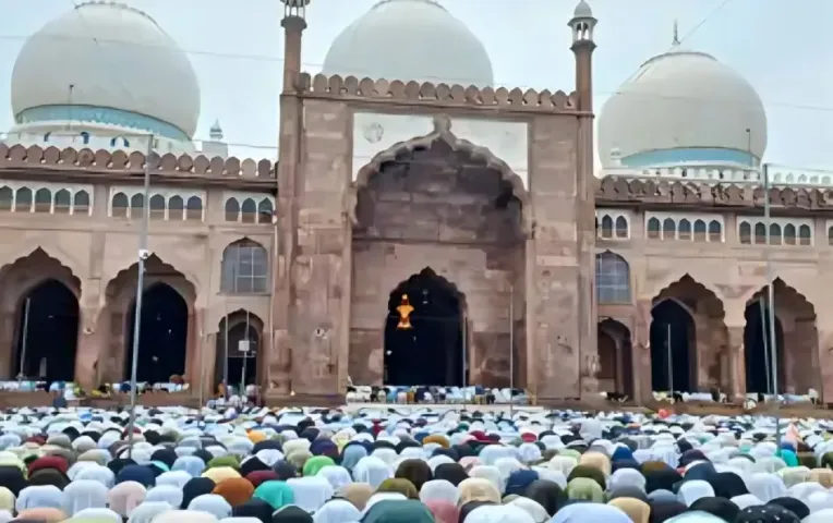 बकरीद का त्योहार आज: रिमझिम बारिश के बीच हुई नमाज, देश-दुनिया में अमन-चैन की मांगी दुआ, शहर की ये सड़के रहेंगी डायवर्ट