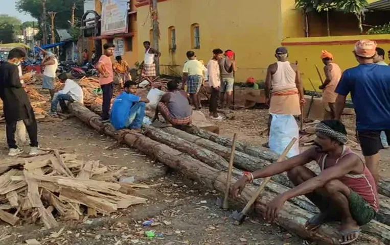 Bastar Dussehra 2023: रथ निर्माण में लगे कारीगरों को नहीं मिली 4 महीने से मजदूरी, काम बंद करने की कही बात