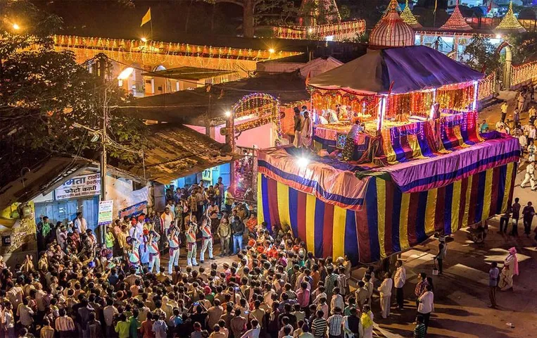 Bastar Dussehra 2023: प्रसिद्ध बस्तर दशहरा पर्व की डेरी गड़ाई रस्म आज, बन रहा है 50 फीट ऊंचा काष्ठ रथ