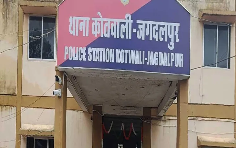 CG News: ऑनलाइन हथियार खरीदने वालों के खिलाफ बड़ी कार्रवाई, 42 नग फैंसी चाकू बरामद