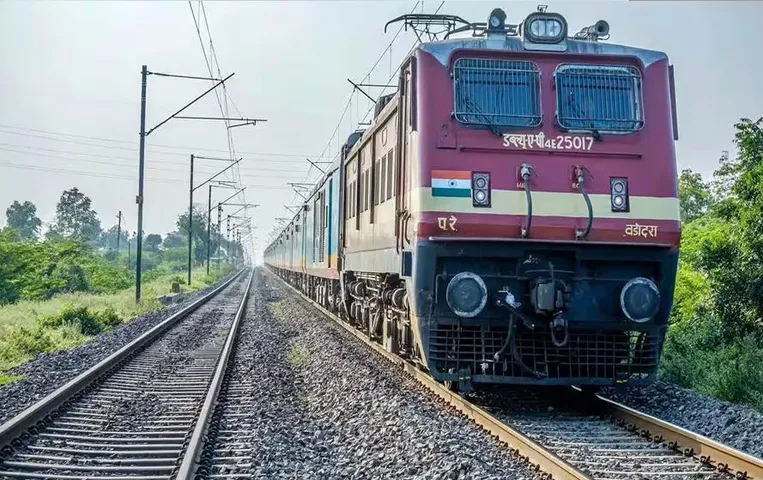 Indian Railways: भारत में एक ऐसी जगह, जहां ट्रेन के गुजरते ही बत्ती हो जाती है गुल, जानिए वजह