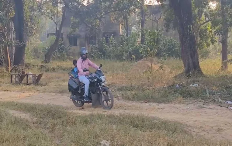 CG News: सरकारी शिक्षक ने उठाया छात्र की पढ़ाई का जिम्मा, किरण शंकर डेली शिवम को अपने साथ लाते और ले जाते हैं