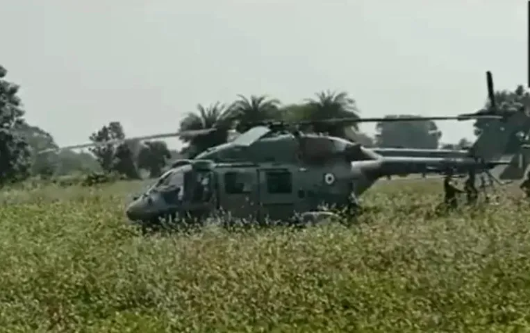 MP Bhopal News:भोपाल में IAF के हेलीकॉप्टर में आई तकनीकी खराबी, खेत में हुई इमरजेंसी लैंडिंग