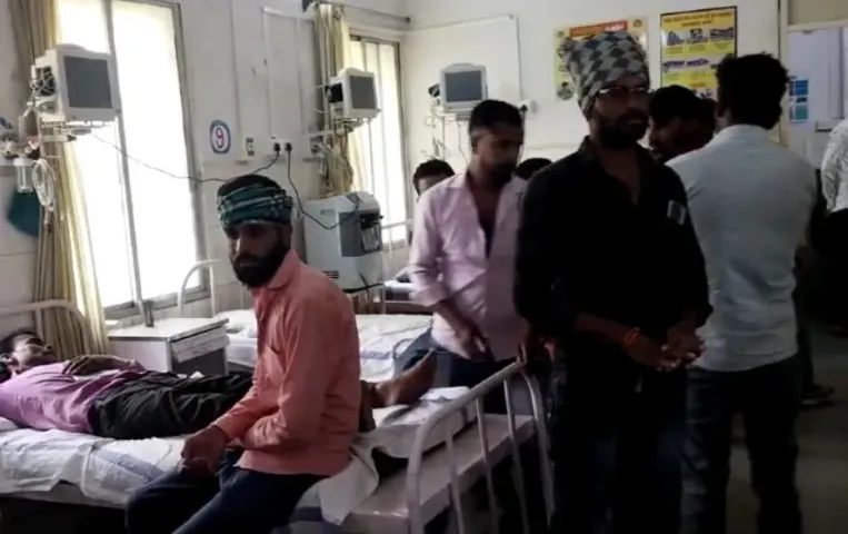 जमीन के पीछे खूनी संघर्ष: कब्जे को लेकर दो गुट आपस में भिड़े, दो की मौत, दर्जनभर घायल