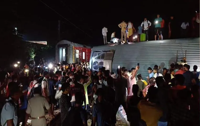 North East Express: 1,006 यात्री गंतव्य के लिए राहत ट्रेन में हुए सवार, सफर में लगता है 33 घंटे का समय