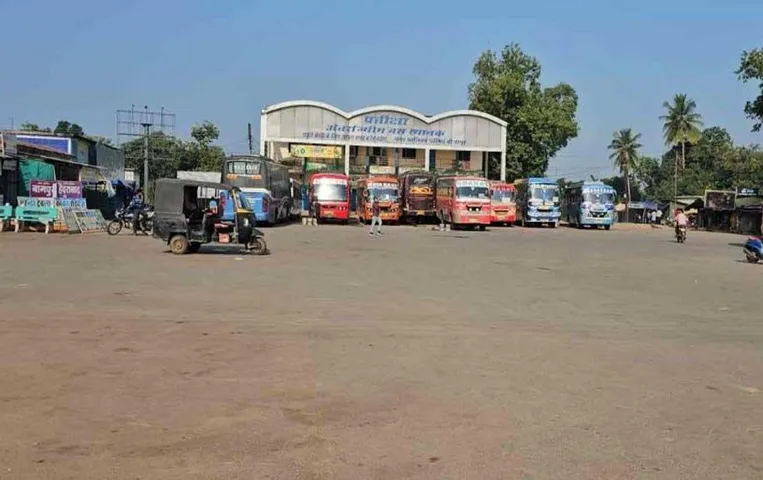 Chhattisgarh News: बीजापुर में थमें बसों के पहिए, अंदरूनी इलाकों में दुकानें बंद, वाहन चेकिंग में 22 लाख जब्त
