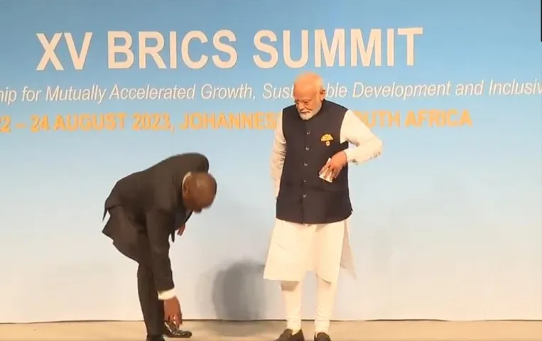 BRICS Summit के मंच पर नीचे PM मोदी को दिखा तिरंगा, सम्मान से उठा कर जेब में रखा, देखें वीडियो