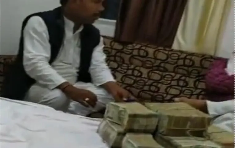 Congress MLA Viral Video: विधायक रामकुमार यादव का हुआ वीडियो वायरल, लाखों रुपए कैश के साथ दिख रहे MLA