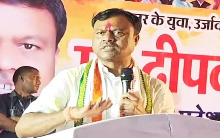 CG Elections 2023: चुनावी सभा में श्रोताओं का टोटा, नेताजी ने नौनिहालों के बीच दिया भाषण