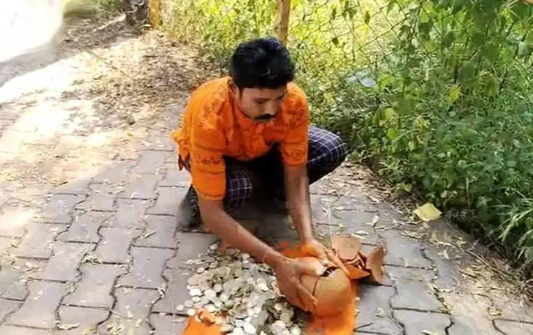 CG Elections 2023: यहां दिखा प्रत्याशी का अजब-गजब अंदाज, गुल्लक लेकर पहुंचा नामांकन भरने