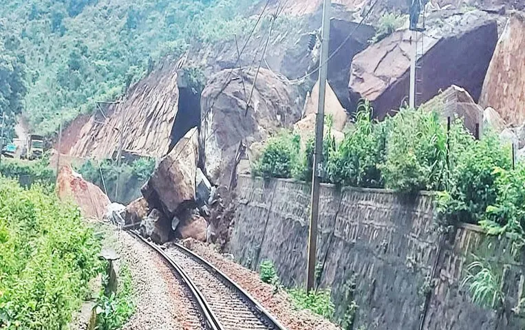 CG Landslide: रेल लाइन पर गिरी भारी भरकम चट्टान, आज भी नहीं चलेगी कोई ट्रेन