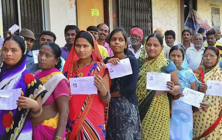 CG Elections 2023: बस्तर में महिला वोटर्स निभाएंगी अहम रोल, इन सीटों पर पुरुषों से अधिक महिला