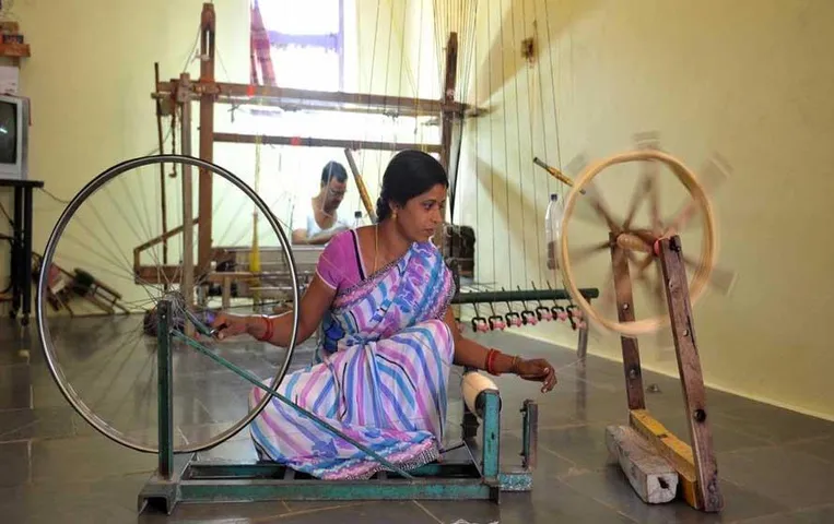 CG News: बलौदाबाजार के हाथकरघा केंद्र में नियमों की अनदेखी, रिटायर्ट अधिकारी को फिर से बनाया प्रबंधक