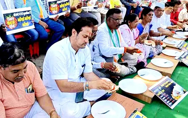 CG News: रायपुर कांग्रेस का अनोखा प्रदर्शन, विधायक ने बीच सड़क पर खाई सूखी रोटी
