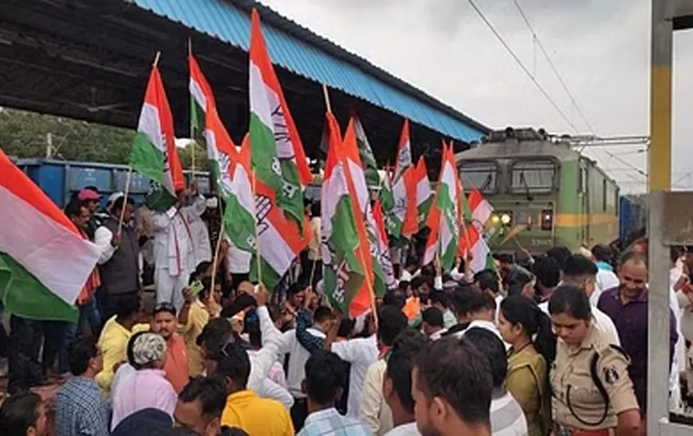 Congress Rail Roko Andolan: कांग्रेस ने किया आज रेल रोको आंदोलन, संसदीय सचिव ने बोले– उद्योगपतियों के लिए गुजर रही मालवाहक ट्रेन