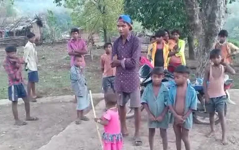 CG News: एक ऐसा गांव जहां के बच्चे आज भी हैं शिक्षा से दूर, सरकार की योजनाएं फेल