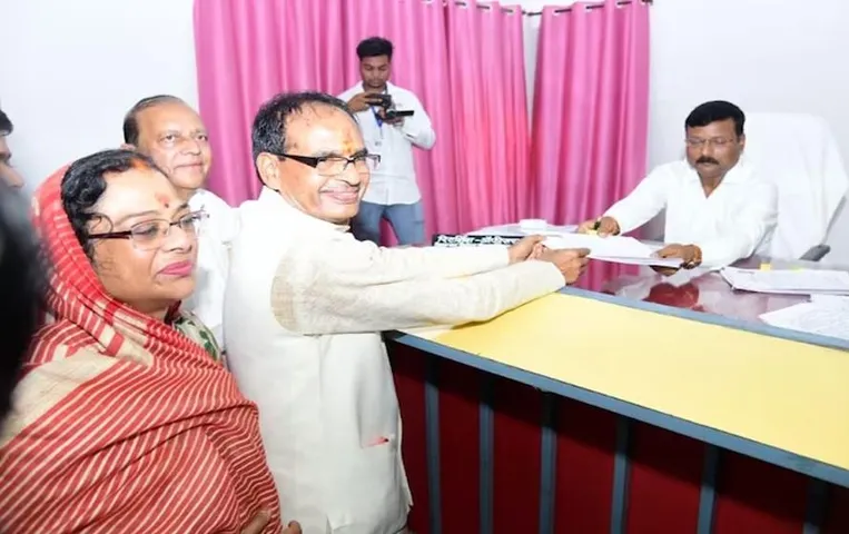 MP Election 2023: CM शिवराज ने भरा नामांकन, पत्नी साधना समेत लाड़ली बहनें रहीं मौजूद
