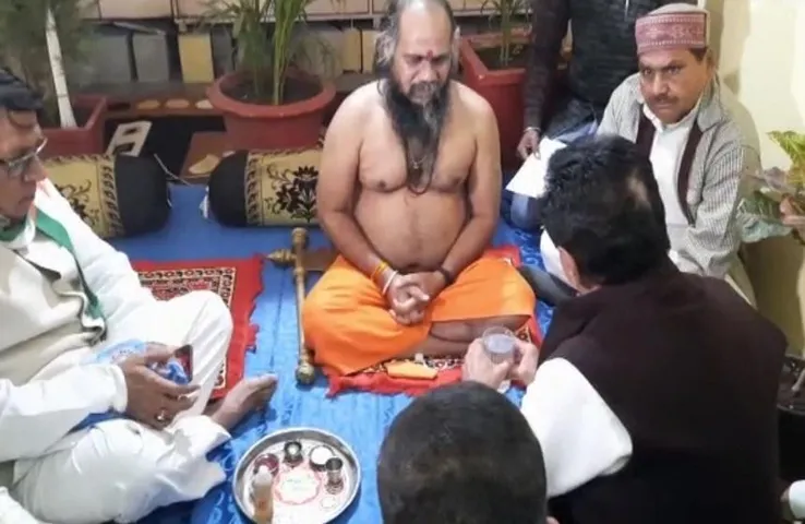 Mirchi Baba: पूर्व मुख्यमंत्री कमलनाथ ने मिर्ची बाबा से मिलकर खत्म कराया अनशन