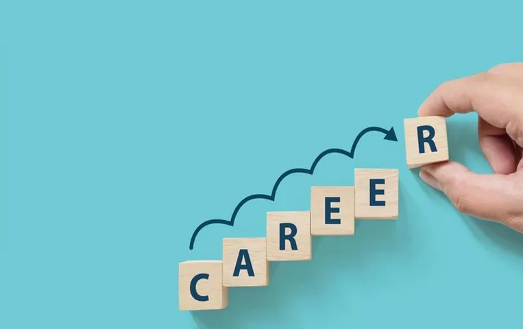 Career Tips: करियर को लेकर हैं परेशान तो करें ये 4 शॉर्ट टर्म कंप्यूटर कोर्स, लाखों में होगी सैलेरी