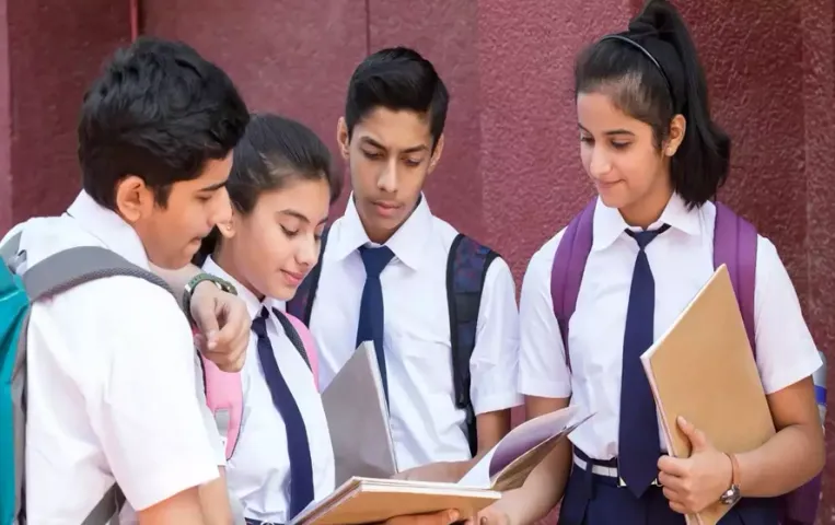 Career Tips: डॉक्टर, इंजीनियर से हटकर भी मौजूद हैं कई बेहतरीन करियर, सही निर्णय से मिलेगी सफलता