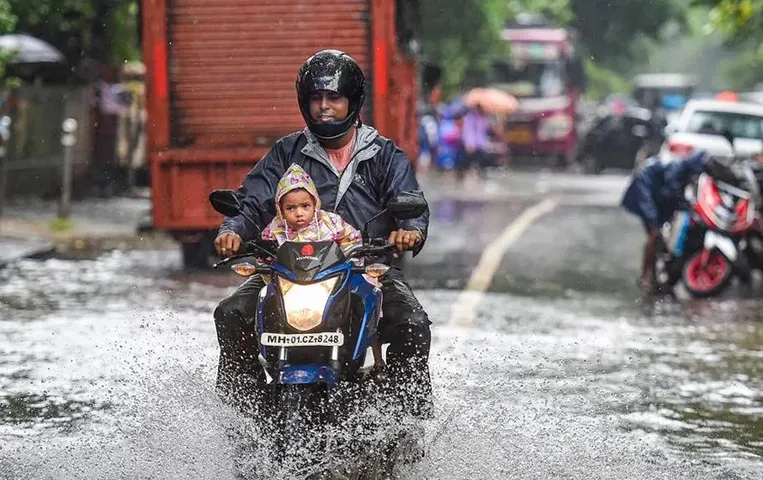 CG Weather Update: छत्तीसगढ़ में फिर हुई झमाझम बारिश, मौसम विभाग ने अगले 48 घटें का जारी किया अर्लट