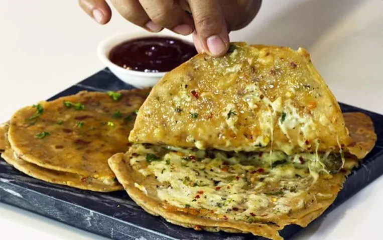 Chilli Cheese Garlic Paratha: स्ट्रीट फूड की क्रेविंग्स चुटकी में होगी शांत,आज ही घर पर बनाइए चिली चीज गार्लिक पराठा