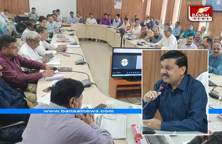 Collectors instructions : पांच साल की गारंटी वाली सड़कों की संबंधित एजेंसियों से कराएं मरम्मत, कलेक्टर ने दिए निर्देश